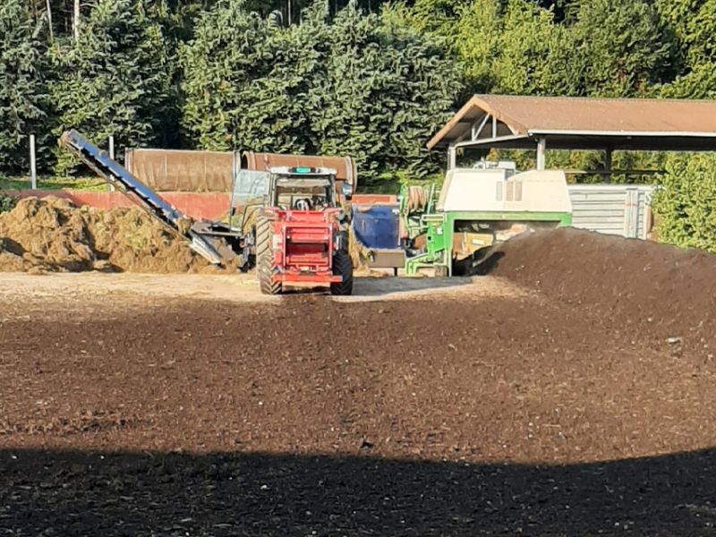 Épandeur de compost tiré gallery image 2